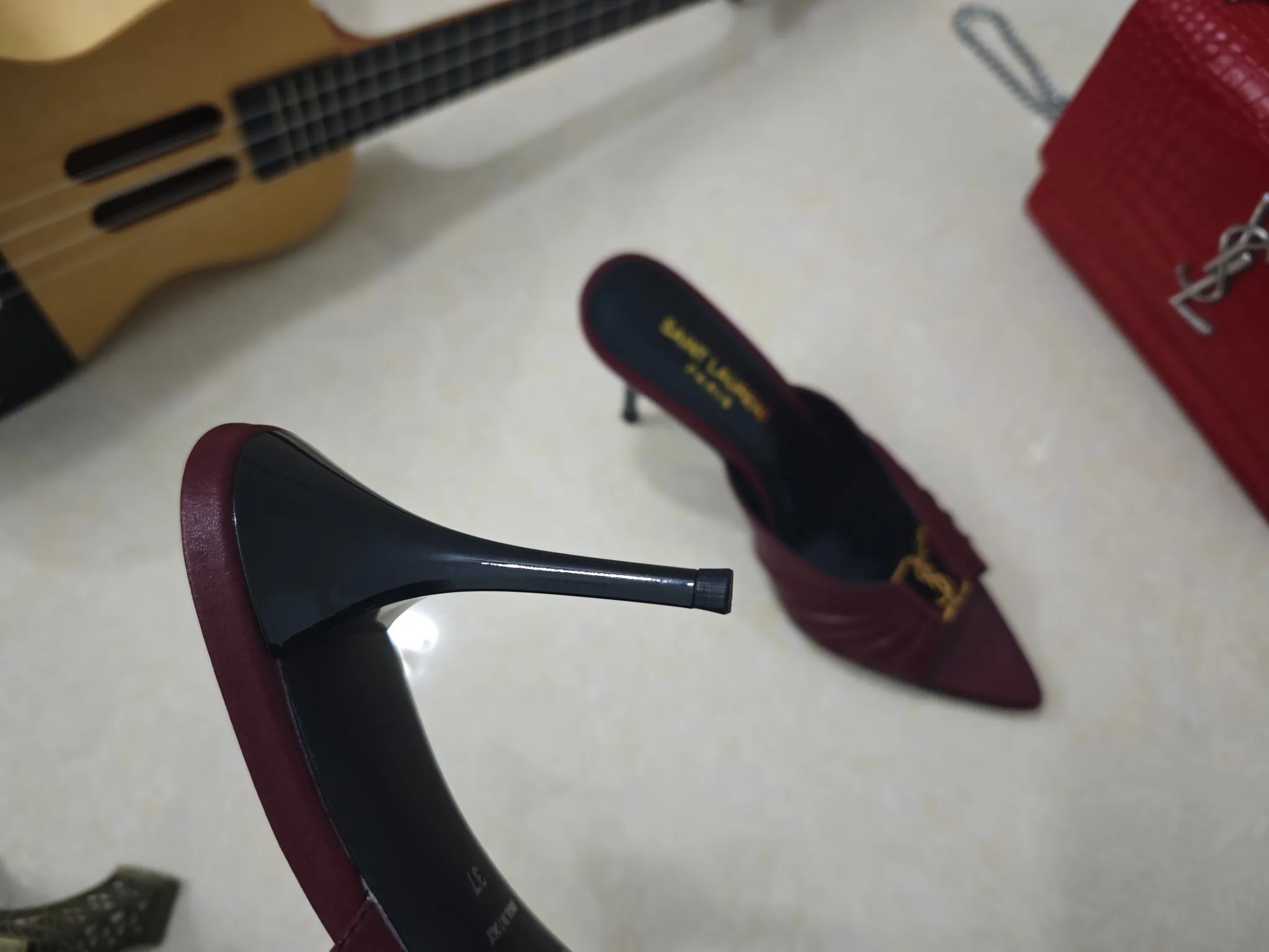 👟👟Ex-factory price 520👟👟【Saint Laurent】Yves Saint Laurent, stiletto heel YSL sandals💃2025 early autumn counter synchronizes the latest styles, YSL, decoration👣 Classic and high-quality glamorous masterpieces, the hottest spring and summer series in the counter, with temperament, fashion, classic and attractive design style 😌The on-foot effect is particularly beautiful〰️, the material is imported from Italy, small black cow, imported black patent leather, lining, and foot pads; sheepskin, heel height, stiletto 9cm, size 35-41 (34.41.42 must be customized, non-returnable) outsole; imported genuine leather outsole, complete with counter packaging